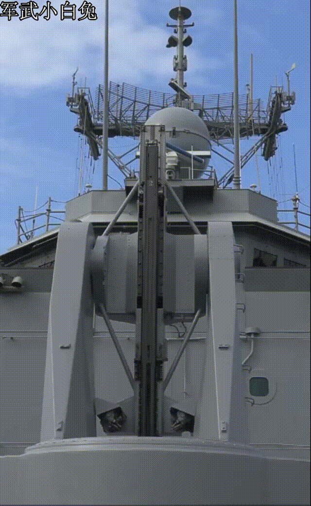 伪海军“成功”级“逢甲”舰MK-13单臂发射装置装填AGM-84L-2“鱼叉”反