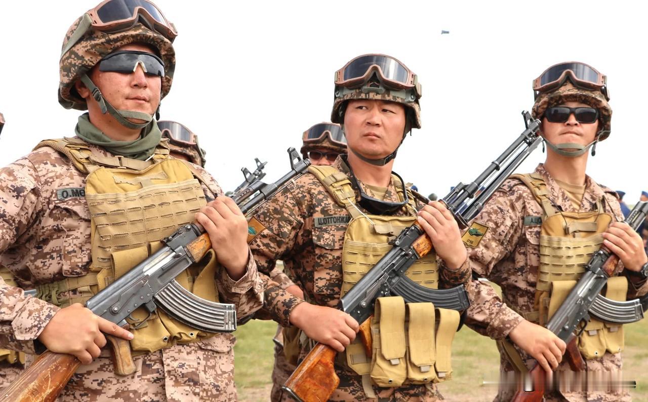 带有RPK7.62毫米阵容自动武器的蒙古地面部队士兵。