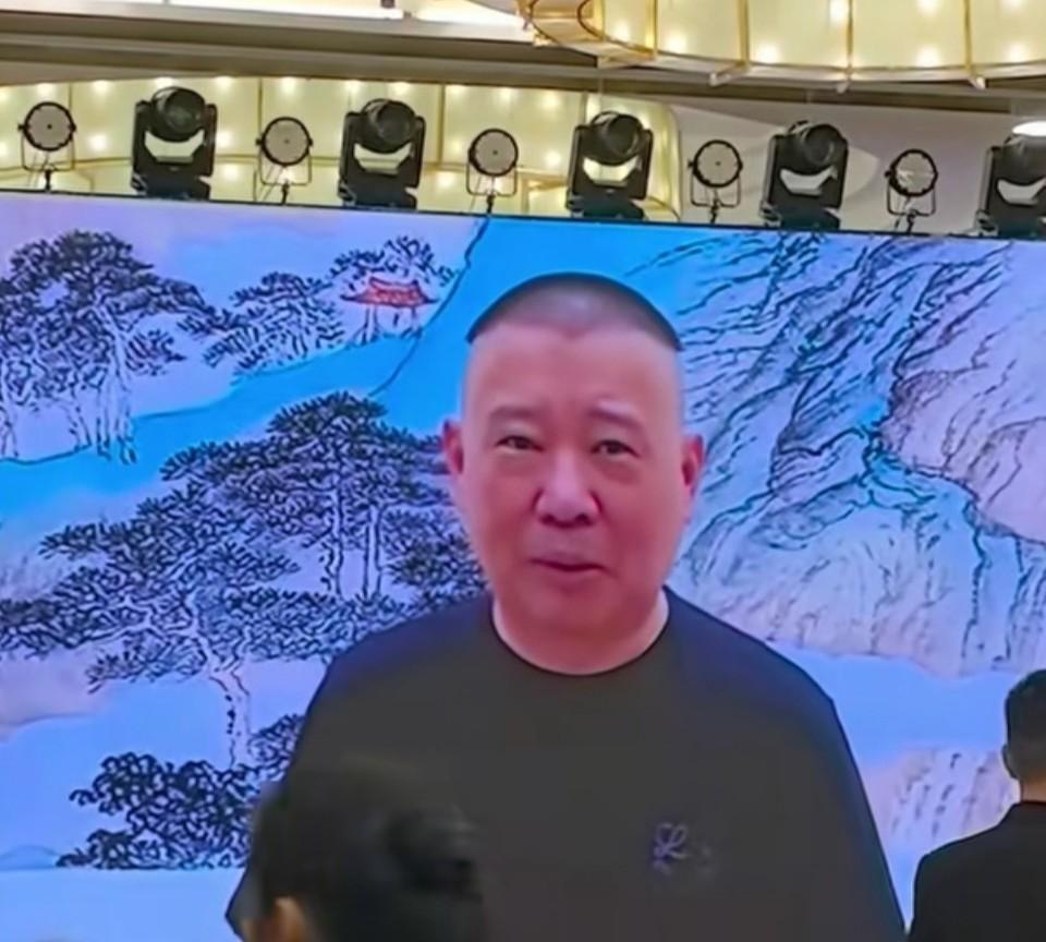 郭德纲福布斯奖杯造价只有51.7元？！昨日，相声泰斗郭德纲与唐国强等艺术家，荣