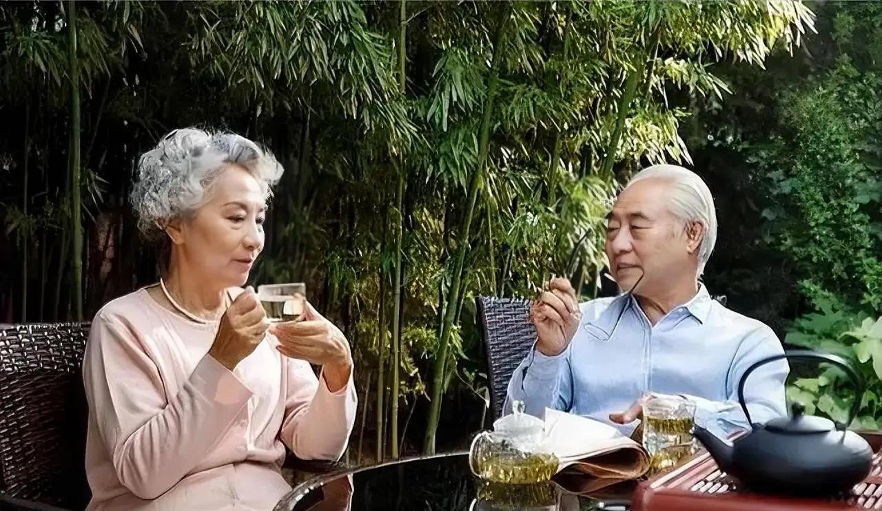 太震撼了！张充和老人从不刻意体检，常年喝隔夜茶，确诊癌症后拒绝化疗，最终活到了1