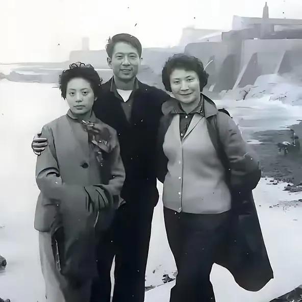 60年代，冯喆和友人在青岛的留影，英年早逝，他的一生是个悲剧，是时代与婚姻，把他
