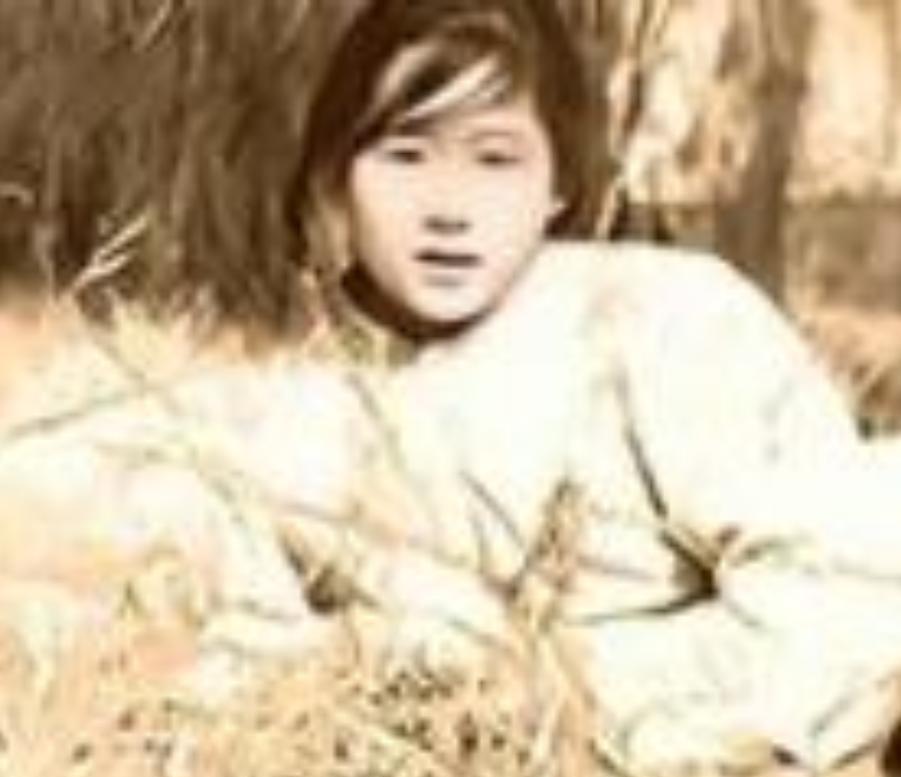 1938年5月，台儿庄战役中，女护士刘守玫正要抢救受伤的连长。突然，一个军官挥刀