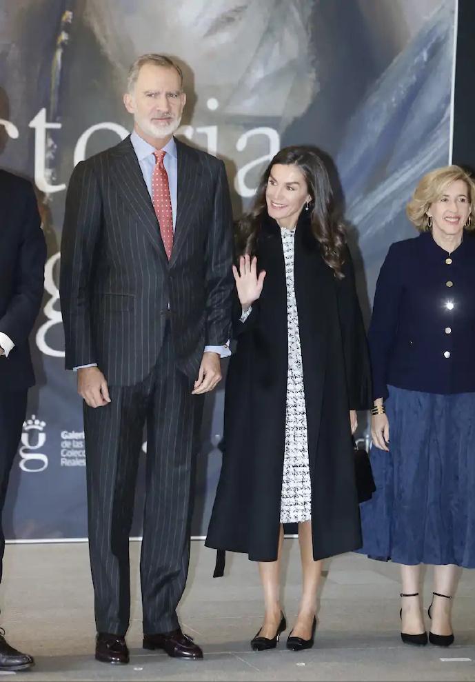 12月2日，西班牙国王费利佩和妻子莱蒂齐亚王后现身皇家收藏画廊，一同为维多利亚·