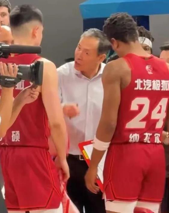方硕少说多做吧！北京男篮主场惨败后，方硕在采访时表示：对于我们说，比赛还没结束