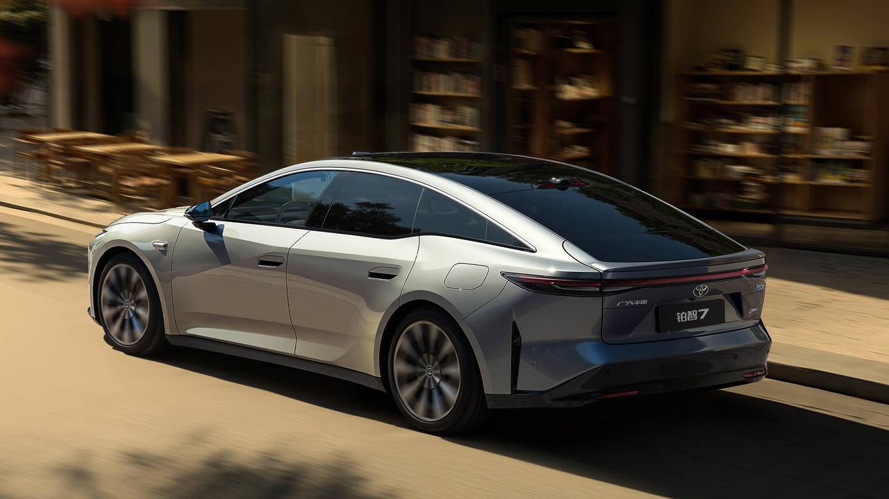 在2025广州车展上，广汽丰田推出的铂智7无疑成为新能源领域的焦点，为观众带来新