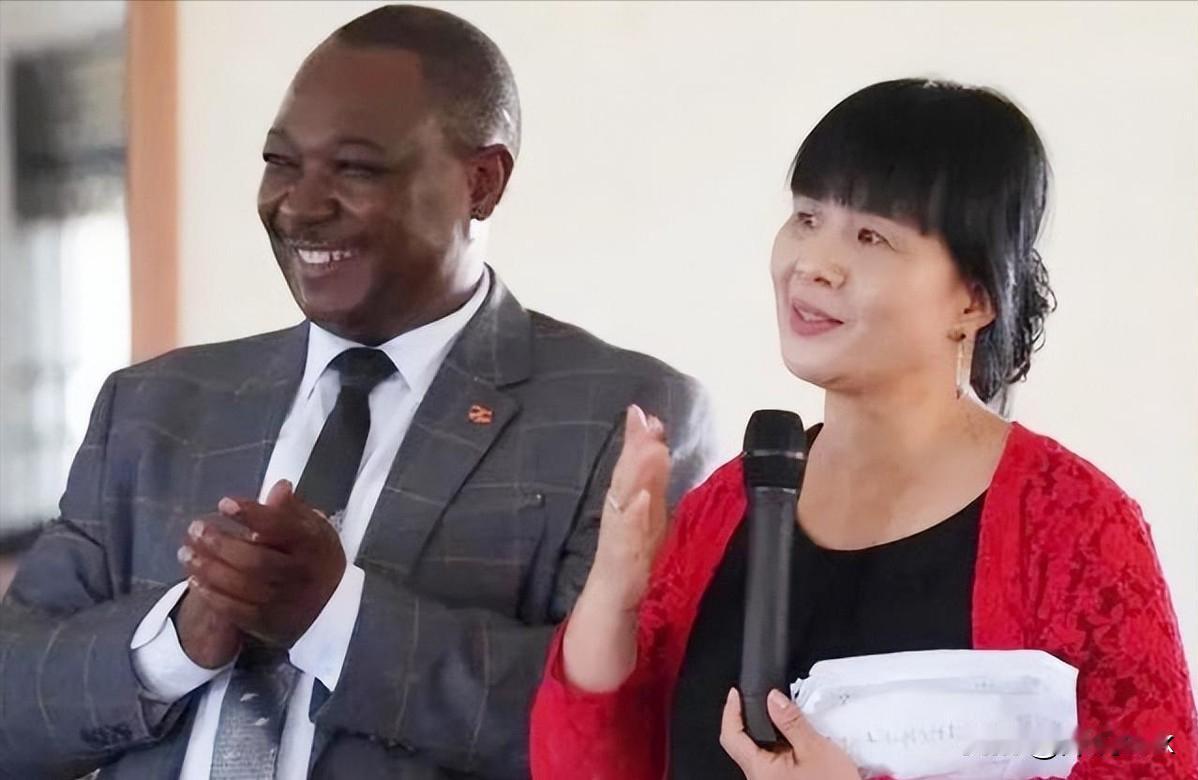 1996年，母亲以死相逼，父亲一夜之间白了头，依然没能阻止清华才女王丽红远嫁非洲