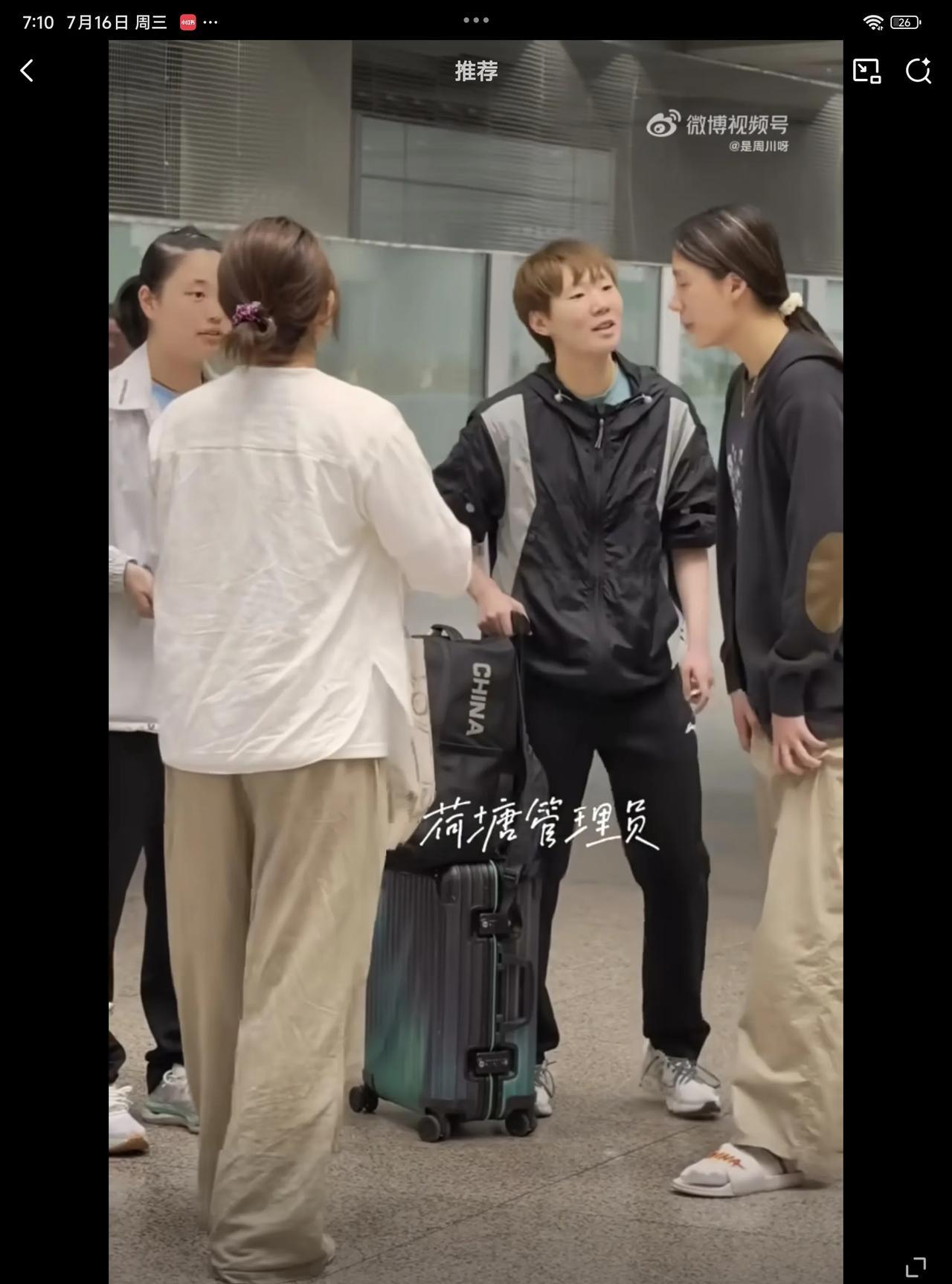 07月16日，王曼昱和陈熠两姐妹比身高又打起来了，这次还是王曼昱赢了，看着陈熠委