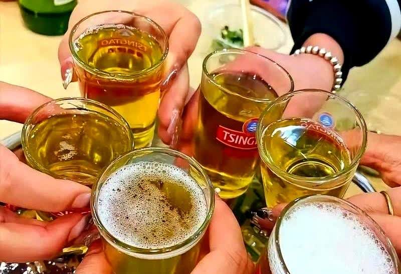 湖南的刘某经常和邻居李某一起喝酒，两人关系很好。酒逢知己千杯少，两人在一