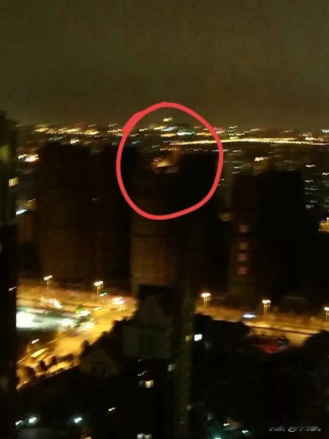 香港大埔大火对苏州高层住宅的警示：香港大埔的这栋大楼有32层（无避难层），建于