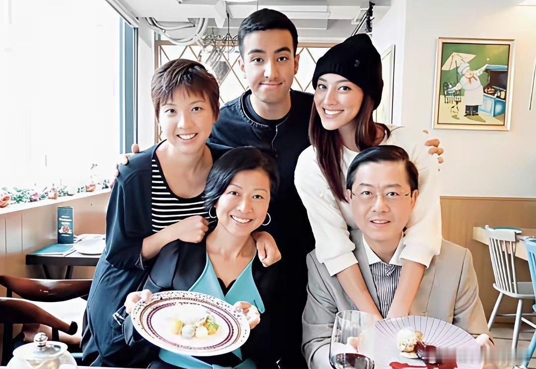 陈凯琳曾回应自己和郑嘉颖婚后四年生了3个小孩，她说因为自己原生家庭很幸福，她和亲