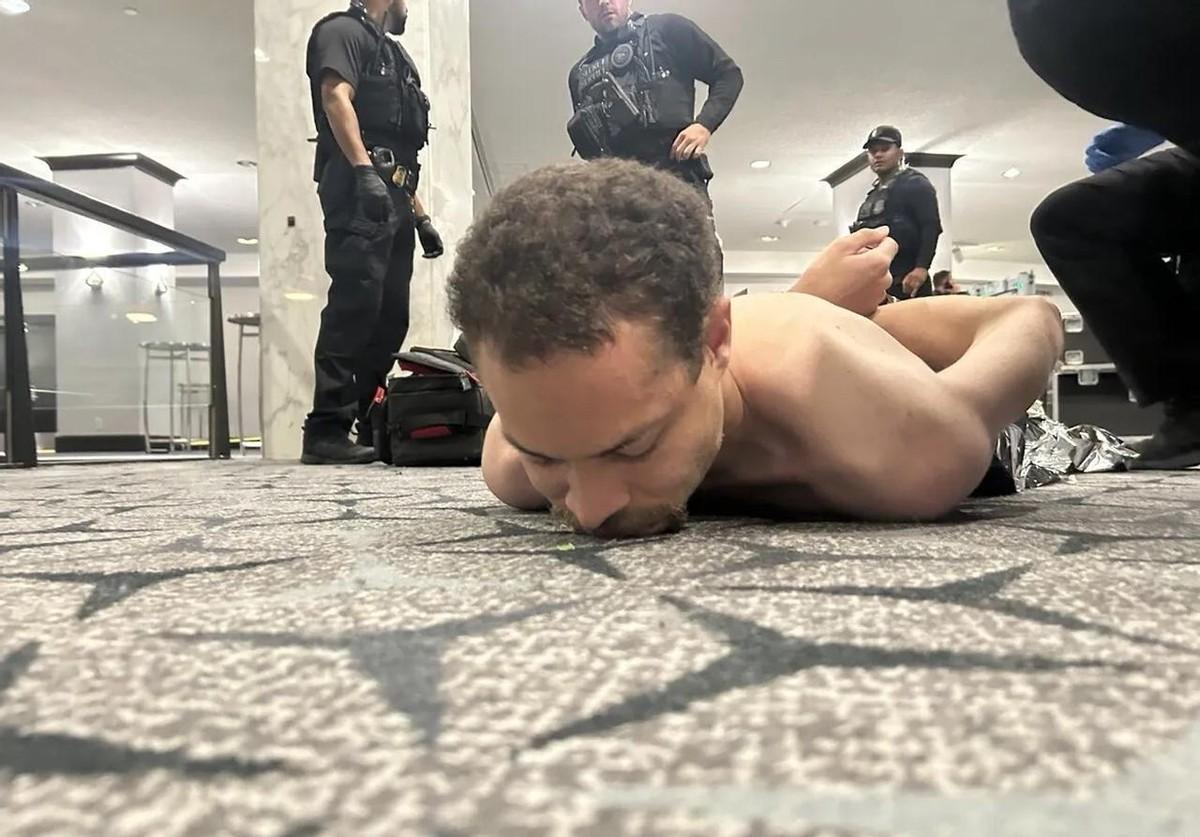 大炮一响，黄金万两。这句百年前的江湖老话，如今竟在白宫的硝烟味里成了现实。谁