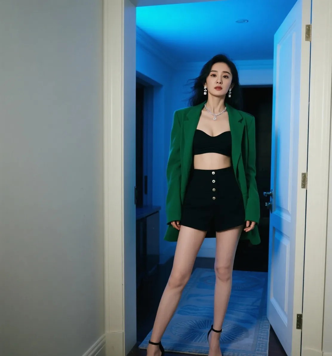 杨幂说银行卡里没钱你信吗？她可是娱乐圈顶流，平时出门都有助理跟着，吃