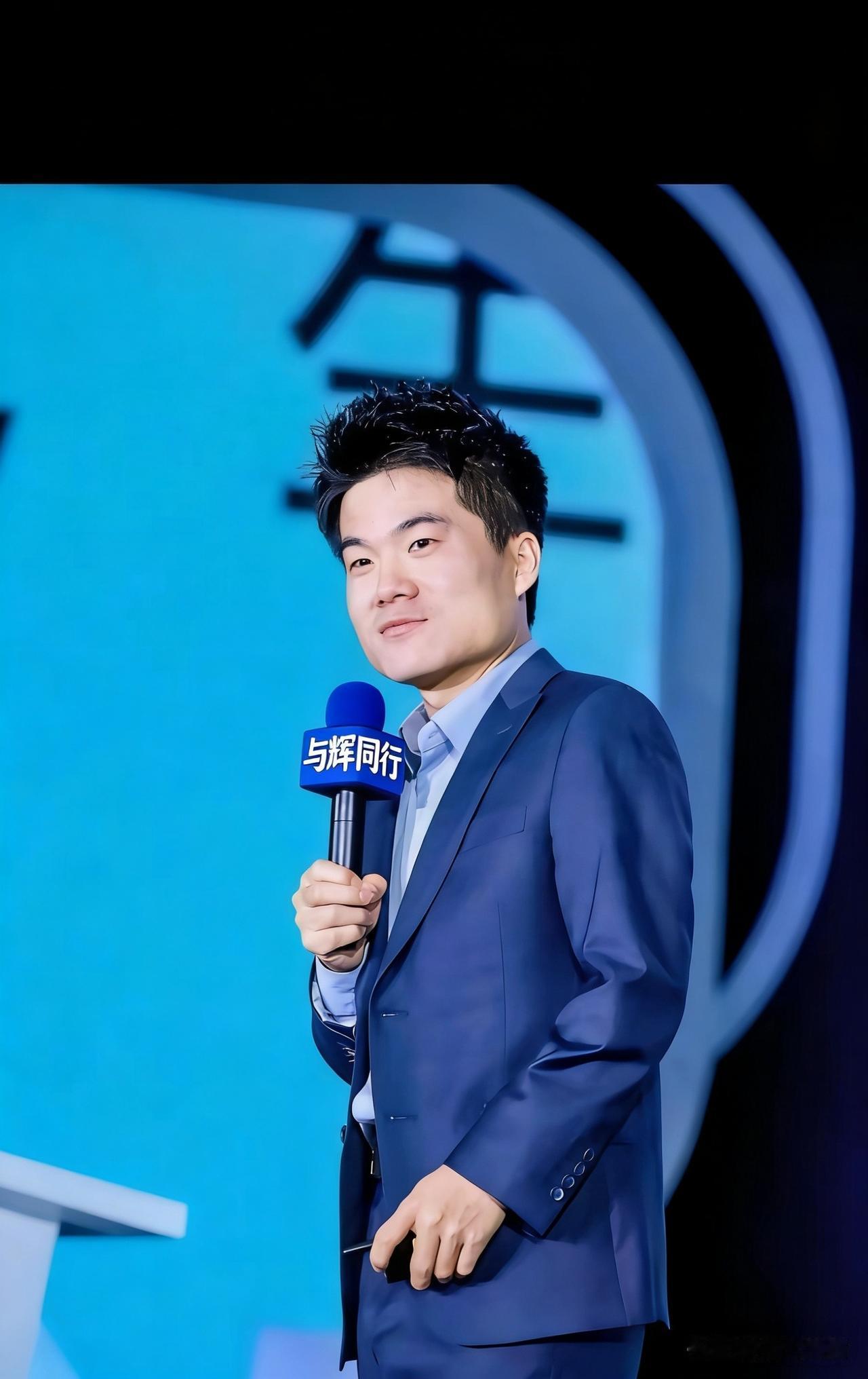 说董宇辉是直播圈“开会专业户”，可能有点夸张了。但董董直播时每次被问“你哥呢