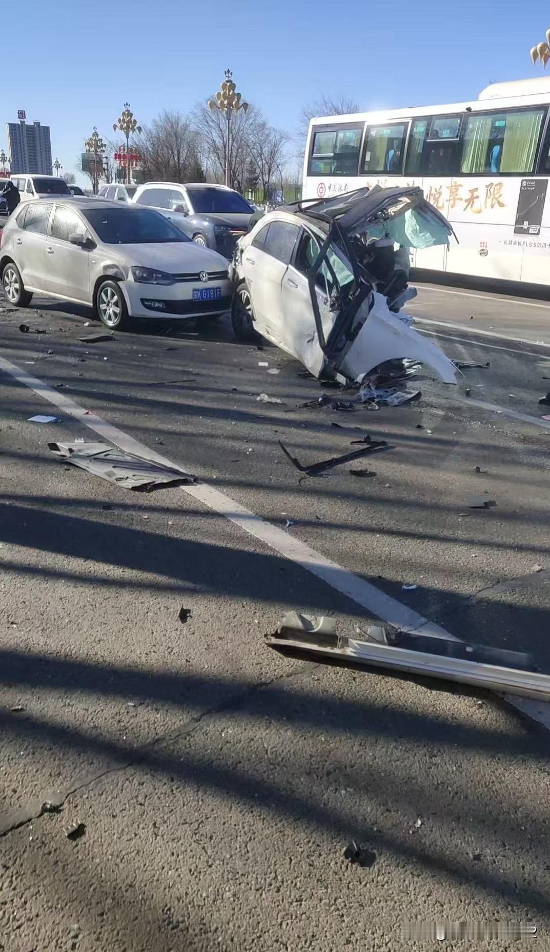 撞了一个电杆，居然解体了，这是什么车？