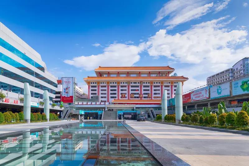 深圳罗湖海关查获一起离谱的违规携带案，一男子入境时行为异常，刻意绕开检查通道，眼