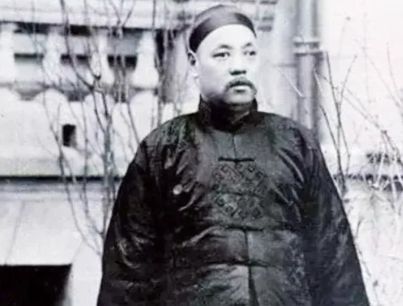 1895年，土匪冲进富户家中，怒喝着拔刀逼问乳母：“哪个是少爷？”乳母喉咙一紧，