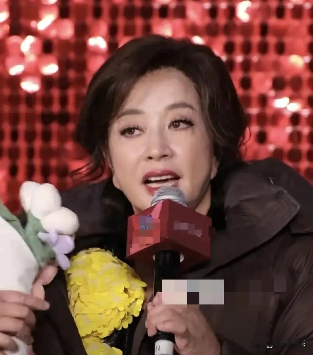 刘晓庆说2026年安排满了，我才反应过来：躺平的是我们，卷的是75岁的她刚刷