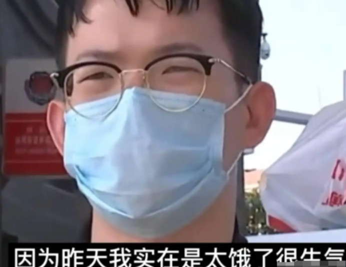江苏男子外卖被连续偷了7次后，点了两盒变态辣蛋挞，想要教训一下小偷。谁知，隔壁小