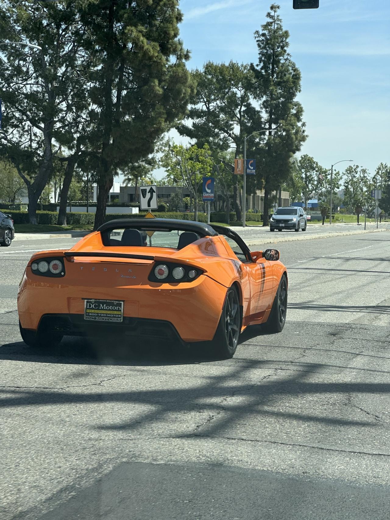 这车太稀有了，属于珍藏级别的了，初代版本的特斯拉从这款TeslaRoadste