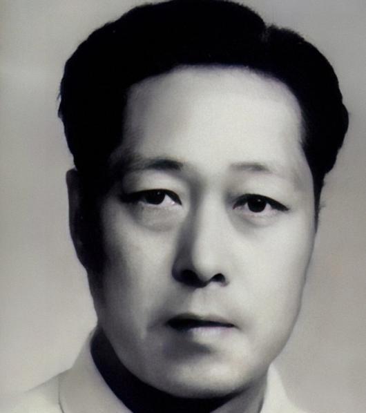 1938年，16岁的秦怡被26岁的陈天国骗到山顶，还威胁她，不同意交往就跳崖。秦
