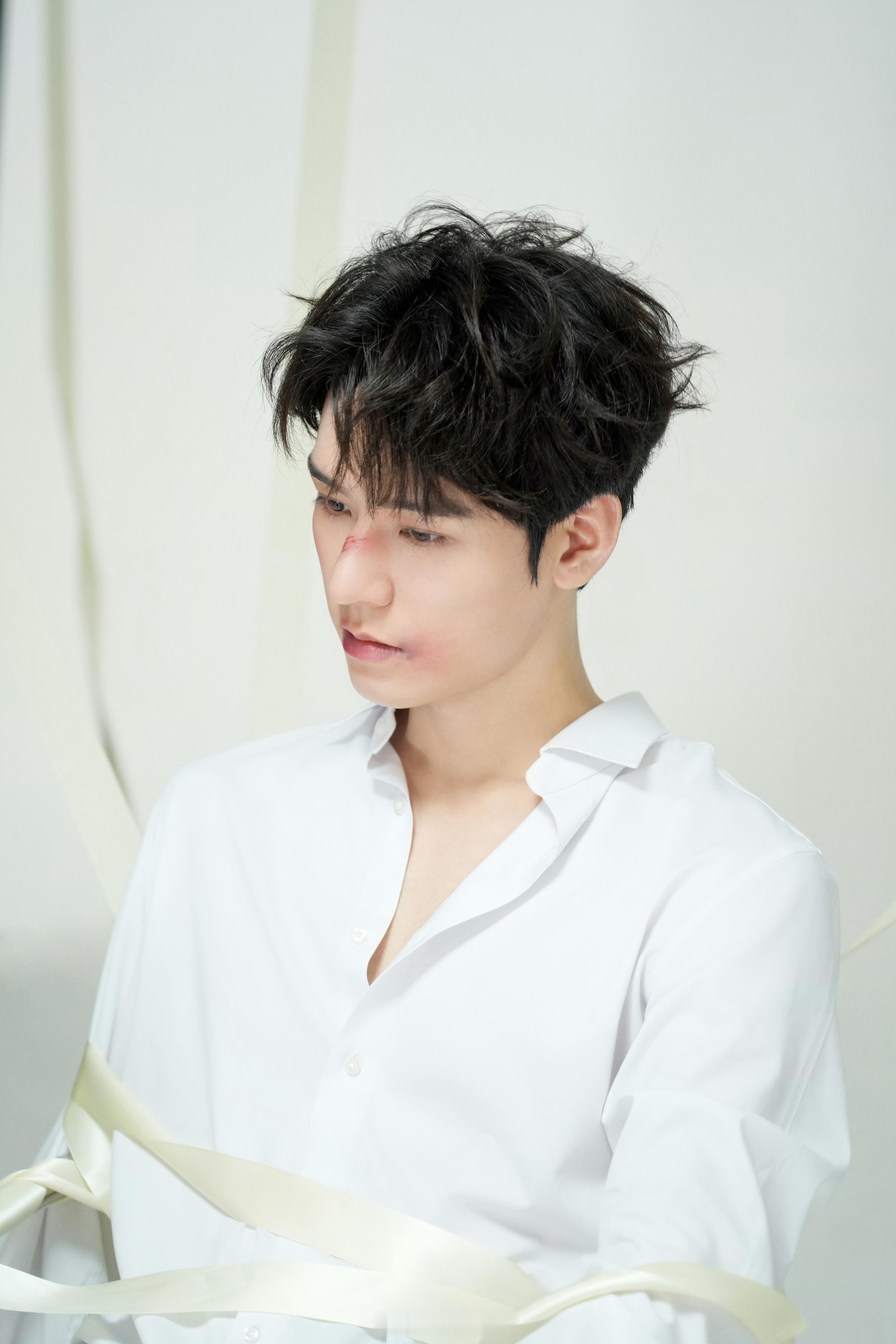 怎么只有白色捆绑play的可怜小狗，把黑色超A西装play的龚俊也放出来呀。[喵