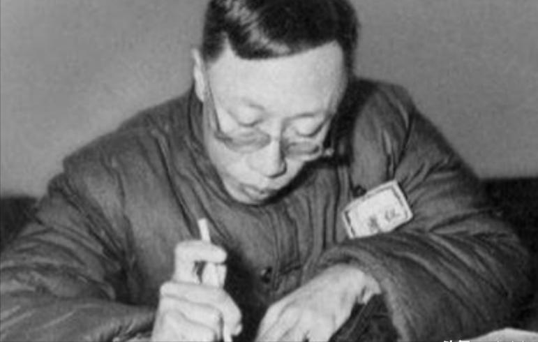 1950年，接受改造的溥仪听到“抗美援朝”的消息，当即撕开棉衣，取出印章