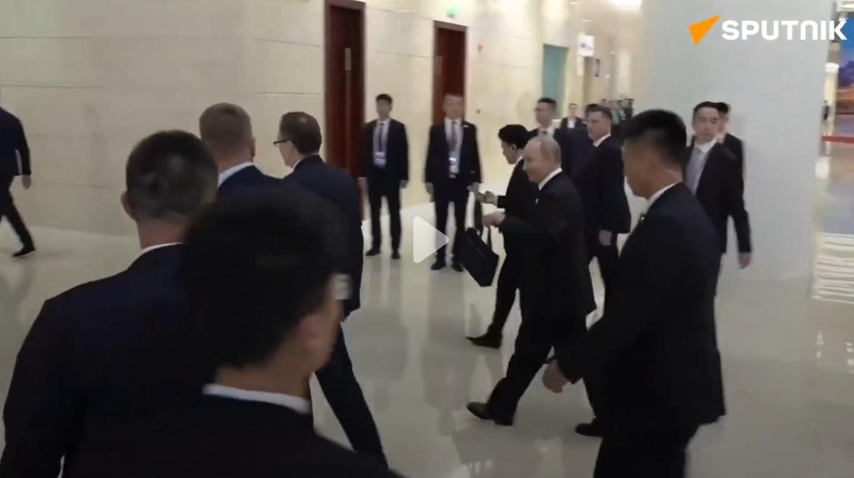 普京参加上合峰会晚宴！他在工作人员的带领下进入宴会现场，并和工作人员边走边热聊，