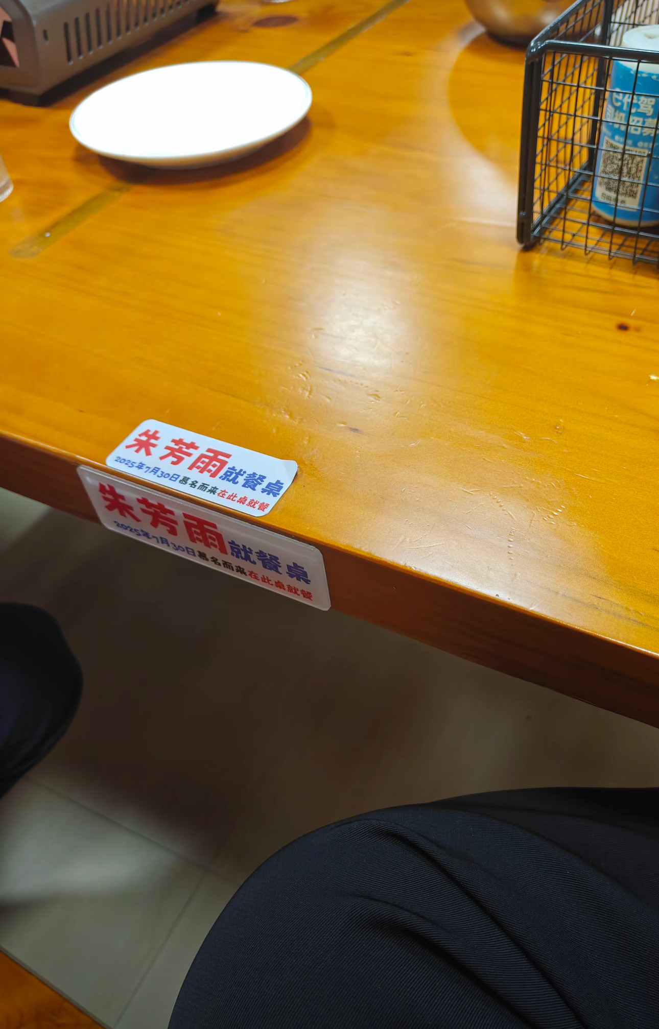 这都能成打卡景点了。。。。。。商家你这也太不会做生意了，贴个牌牌就行了？你应该在