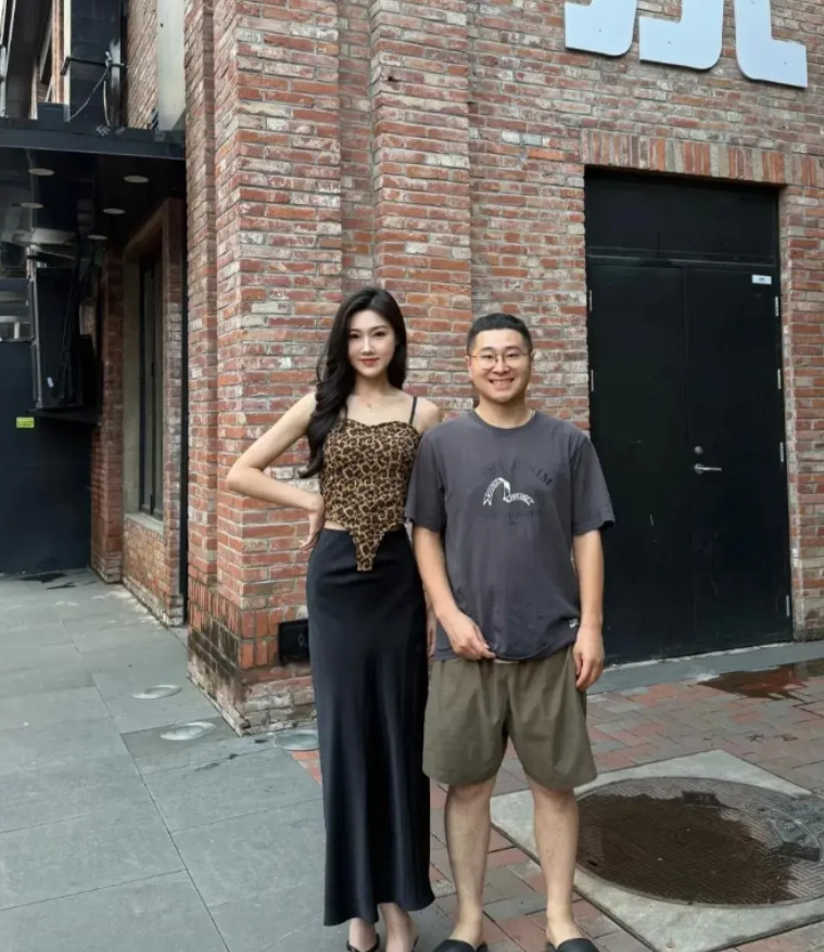 想不明白，这男的怎么找的这么漂亮的女朋友？