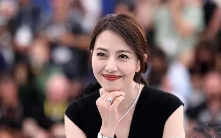 高圆圆惊艳亮相戛纳，身着一袭“黑白配”造型优雅登场。简约配色尽显高级端庄，巧妙解