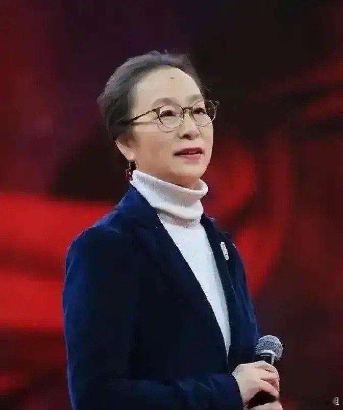 奚美娟回母校上戏做分享，台下男生突然举手问儿子亲爹是谁，全场瞬间安静。镜头里她愣