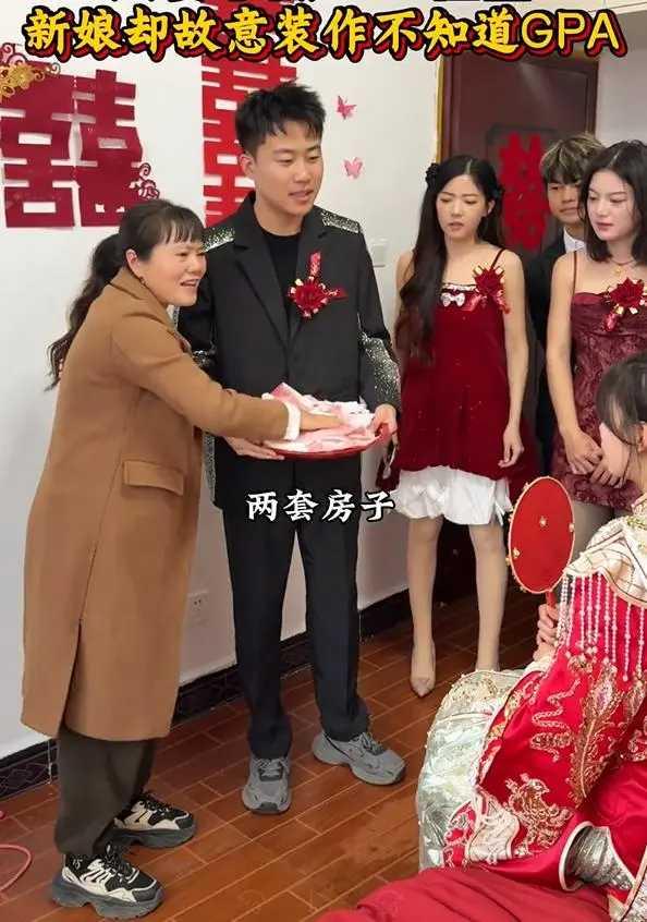 接亲现场，新郎付了新娘28万元彩礼，两套房子也加了新娘的名字。正在大家以为好事