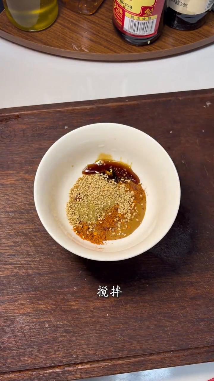 在网上学到一个新吃法：宽粉开水泡五分钟串成串。芝麻酱、番茄酱、辣椒粉、孜然、芝麻