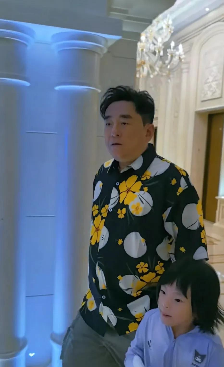 歌手吕方确实开启了带娃模式，他今年56岁了。2024年8月初，他喜获千金，从那之