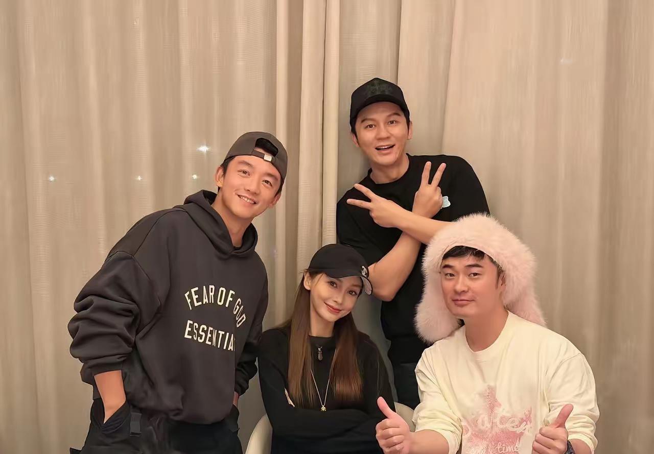 李晨是真勇啊！私下聚会，低调点得了，偏偏要把合照发到网上，如今但凡想在娱乐圈稳稳