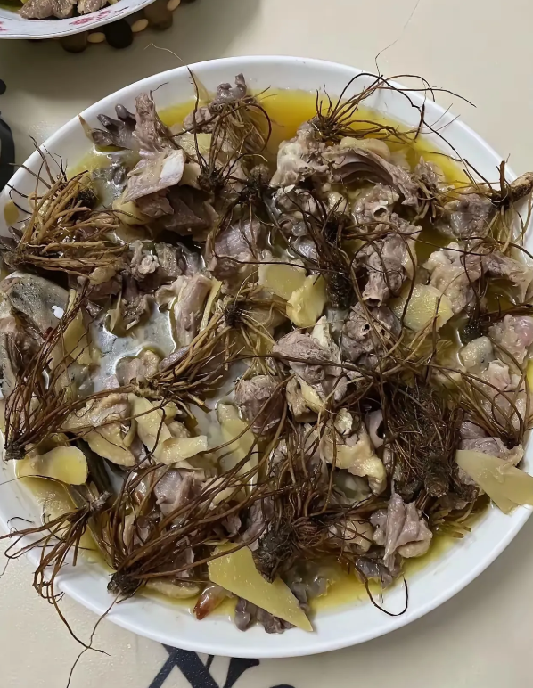 请问广东人，这个是什么美食呀？蒸出来的鸡特别香但是不知道名字感觉像树根有