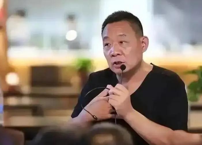 一句话开场：胖东来一纸告别信，整条街的老板眼泪比暴雨还猛。您瞧好了，这年头