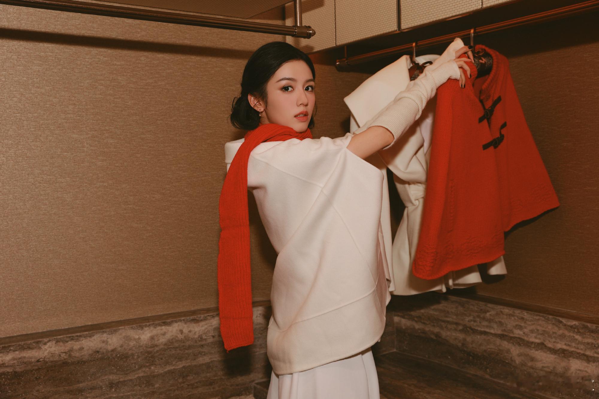 周也周也早期穿搭周也早期真的好会搭配哟！白衣红围巾经典又出彩，衬得她气质灵动又