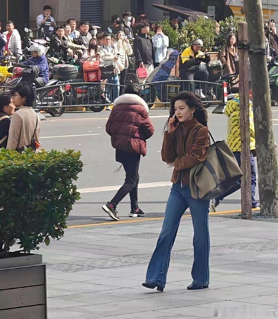 偶遇章若楠就懂了，明星的淡颜在现实中的冲击力有多大
