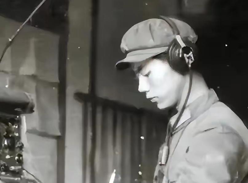 1979我军步话机被越南全程监听，指挥官怒砸电台，一名温州兵拿起话筒说几句，越南