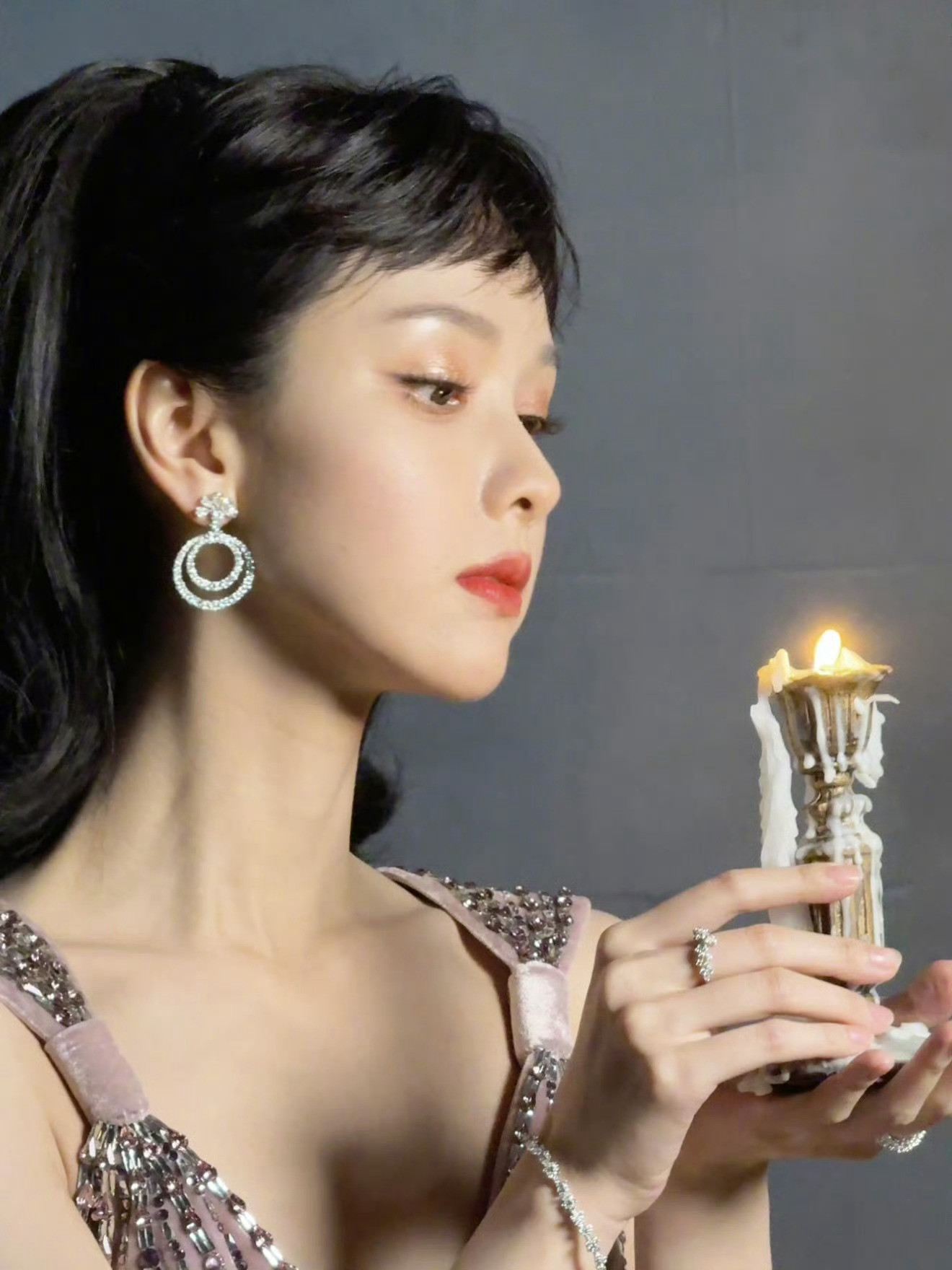 陈都灵今天这套紫裙高定好漂亮！像一个机灵的小魔女🤩陈都灵丝绒高定裙陈都灵紫裙