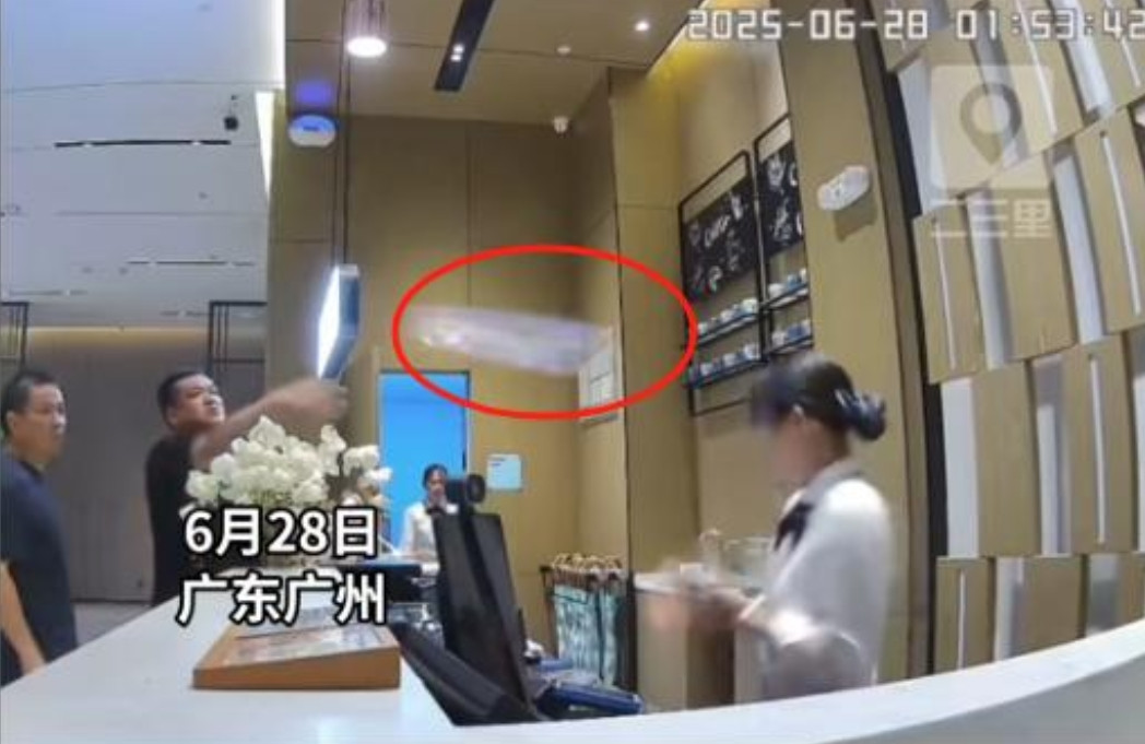 酒后借伞打人事件后续：闹事男子已被拘留，身份曝光，果然不简单