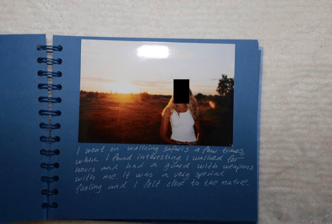 美司法部开始公布爱泼斯坦案文件美国司法部公布的图片显示，一本专门纪念杰弗里·爱