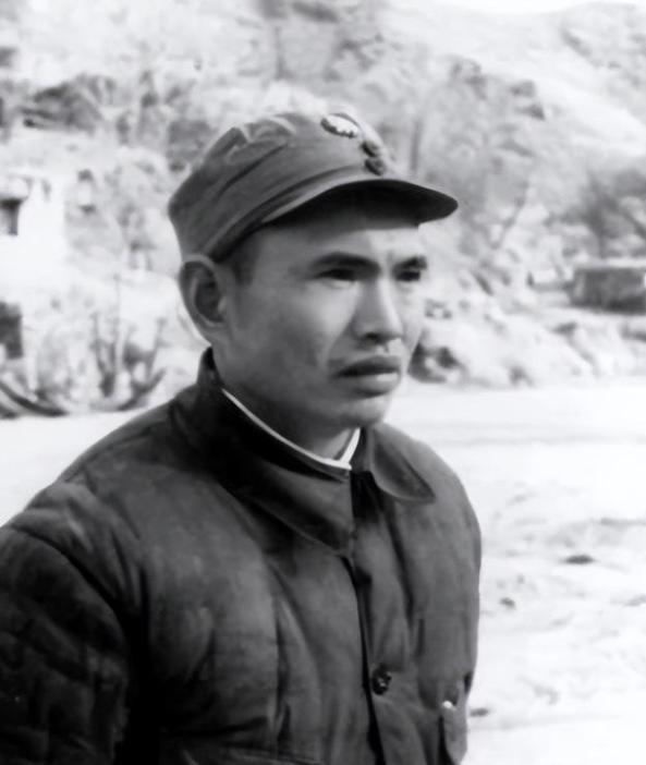 1939年夏天，八路军独立支队顶着太阳行军，去山西交口川口镇完成新任务。一路上