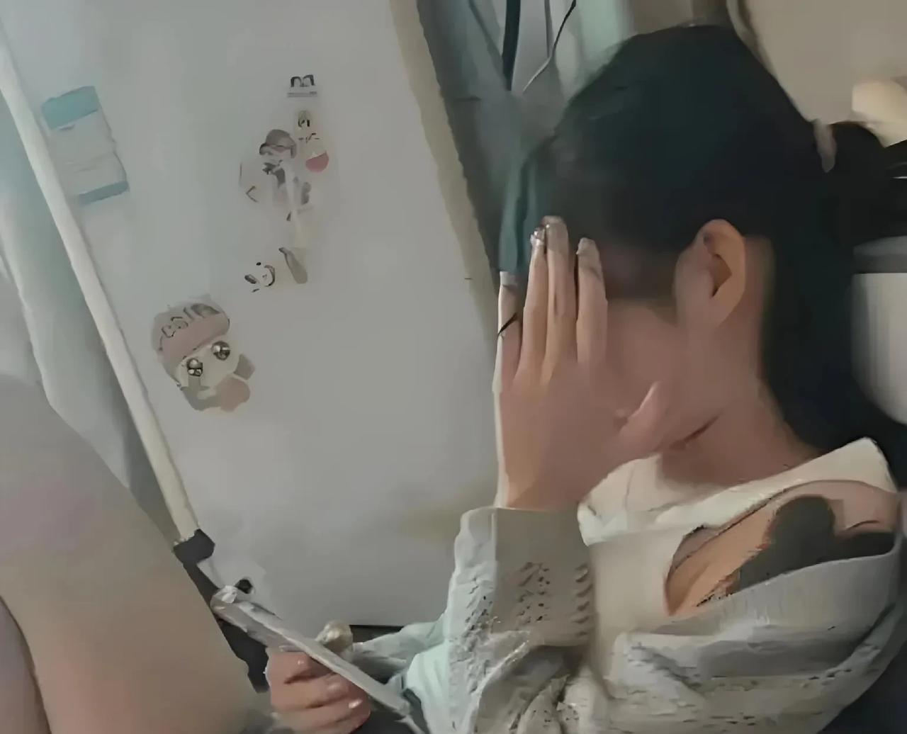 忍住，一定要忍住！今天孩子要手机，说要复习下中考的化学视频，我没多想就给她了，