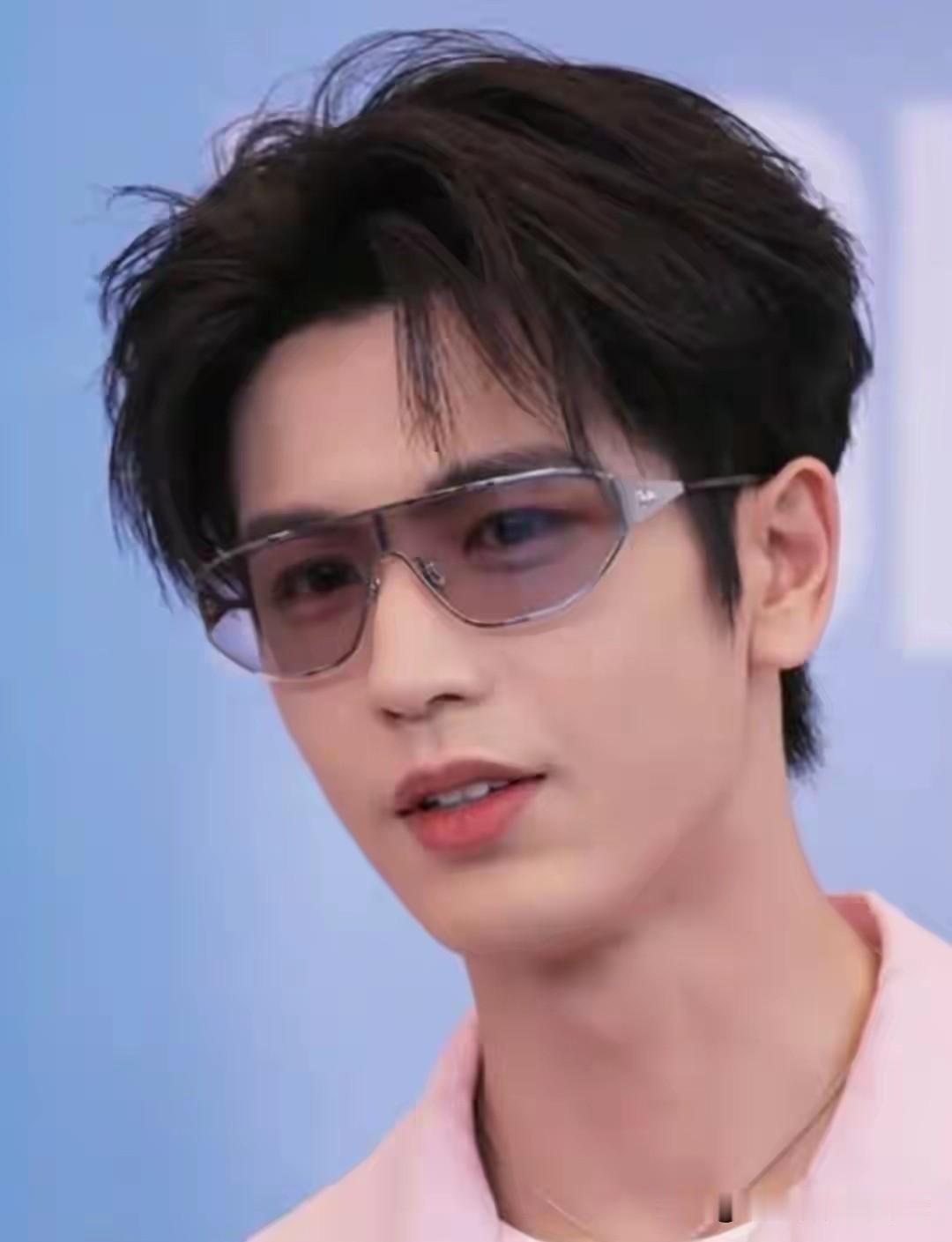 粉丝挤爆玻璃门伤5人！张凌赫全额赔付后，这1个细节让网友吵翻了你见过凌晨三四