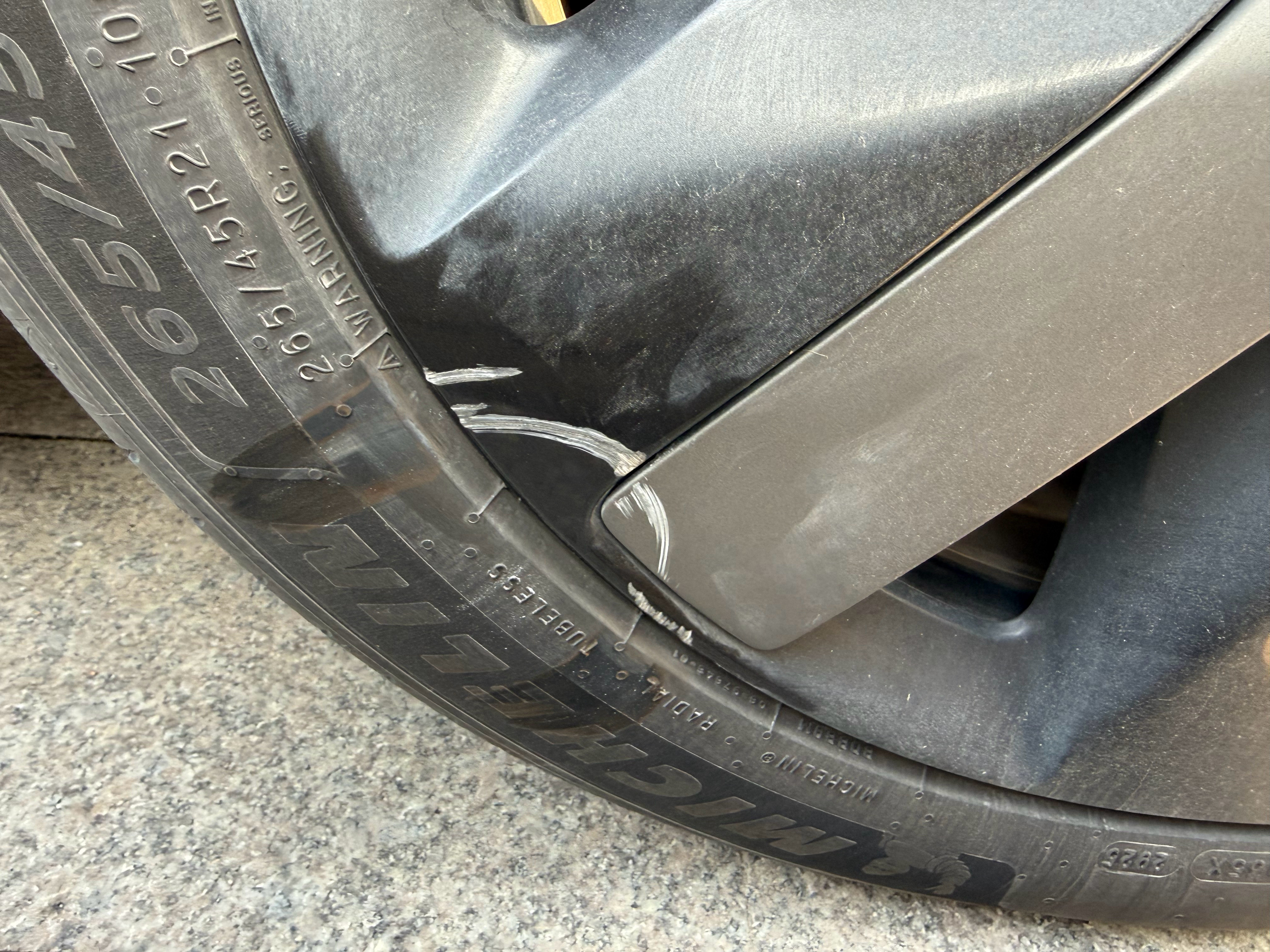 好吧，又血了…马路牙子怎么会有个瓷砖尖尖…理想i8