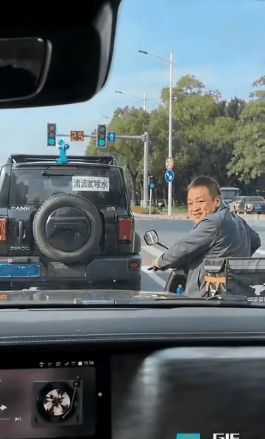 一名送外卖的大叔在等红绿灯时，瞧见前面一辆车背后贴着“滴滴就喷水”。本以为大叔看