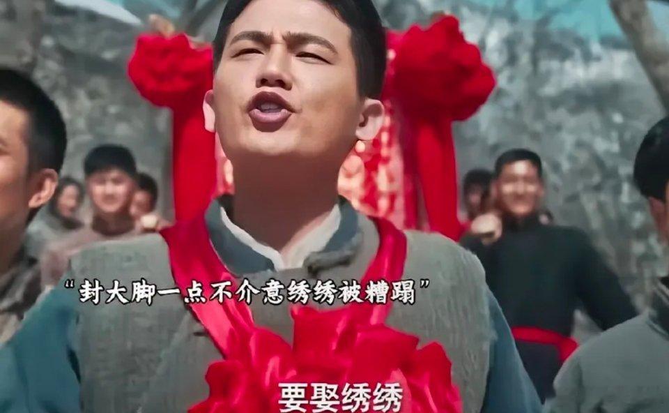 生万物：花轿里的新生红轿颠簸在乡间小路上，绣绣攥着衣角的手终于松开。身后是那个