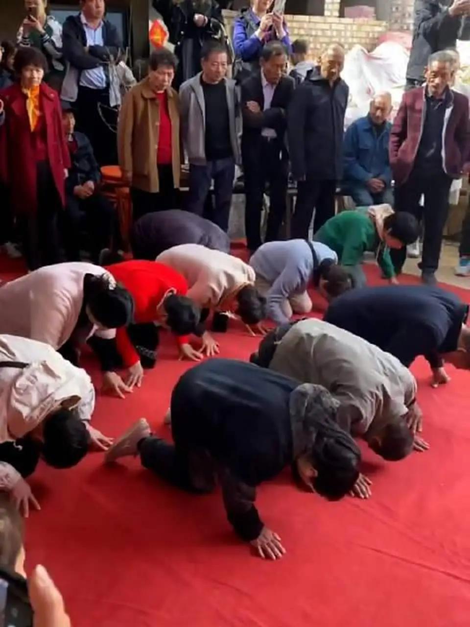 104岁太奶奶坐镇中堂！河南一户人家五世同堂拜大年，百人磕头场面震撼全网：这才是